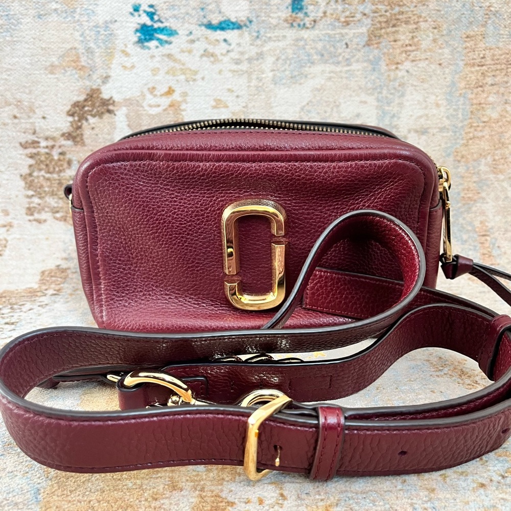 THE SOFTSHOT LEATHER CROSS BODY BAG
Marc Jacobs in Burgundy
